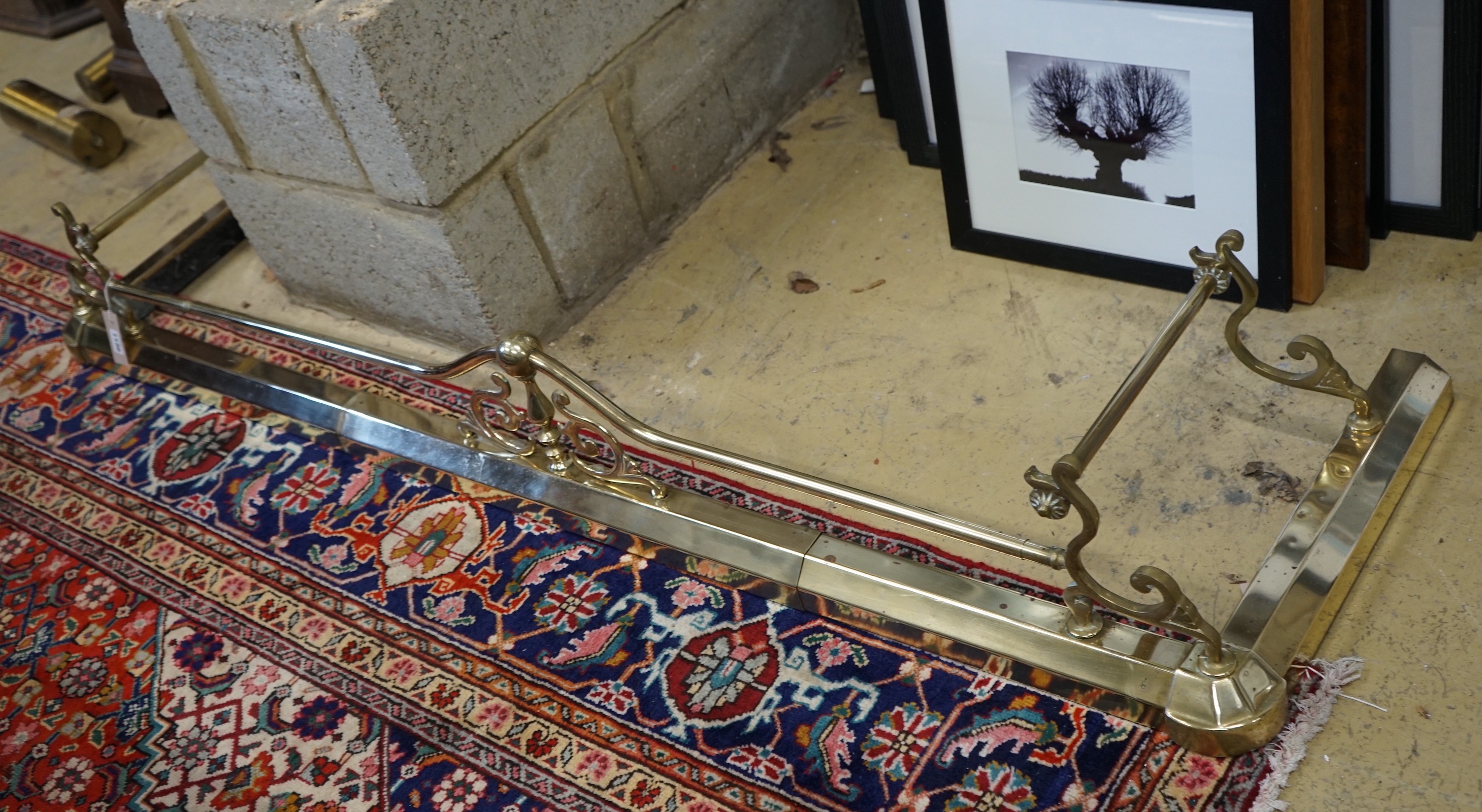 An Edwardian telescopic brass fender